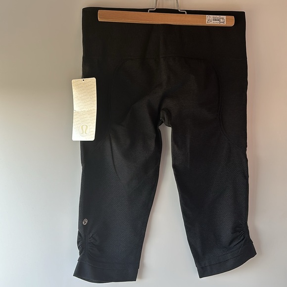 NEW WITH TAGS - Lululemon Ebb & Flow Crop - size 8 - Picture 3 of 10